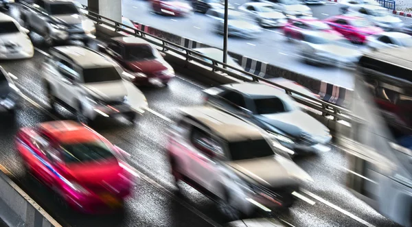 Bangkok 'ta trafiğin yoğun olduğu saatlerde kontrollü erişim otoyolu