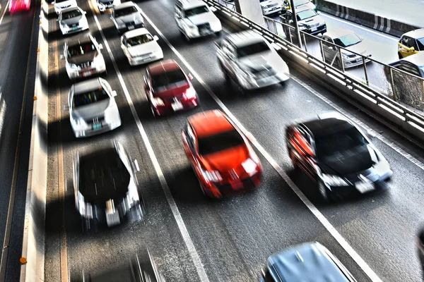 Bangkok 'ta trafiğin yoğun olduğu saatlerde kontrollü erişim otoyolu