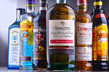 Poznan, Polonya - 14 Haziran 2018: Çeşitli küresel sert likör markalar şişe