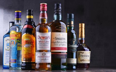 Poznan, Polonya - 14 Haziran 2018: Çeşitli küresel sert likör markalar şişe