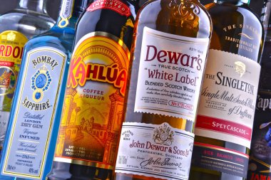 Poznan, Polonya - 14 Haziran 2018: Çeşitli küresel sert likör markalar şişe