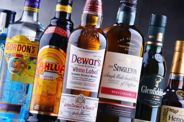 Poznan, Polonya - 14 Haziran 2018: Çeşitli küresel sert likör markalar şişe