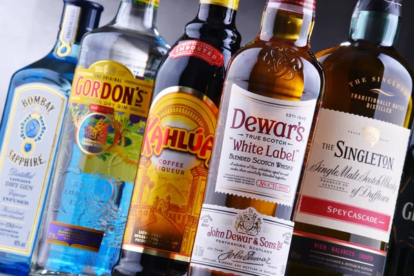 Poznan, Polonya - 14 Haziran 2018: Çeşitli küresel sert likör markalar şişe