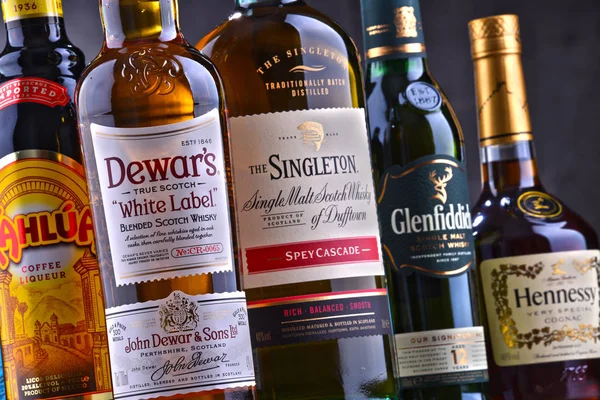 Poznan, Polonya - 14 Haziran 2018: Çeşitli küresel sert likör markalar şişe