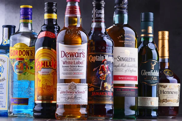 Poznan, Polonya - 14 Haziran 2018: Çeşitli küresel sert likör markalar şişe