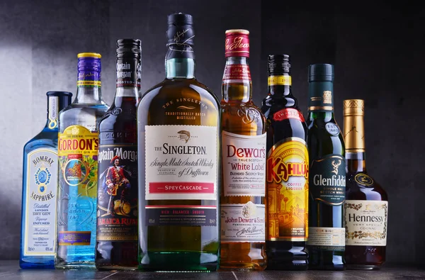 Poznan, Polonya - 14 Haziran 2018: Çeşitli küresel sert likör markalar şişe