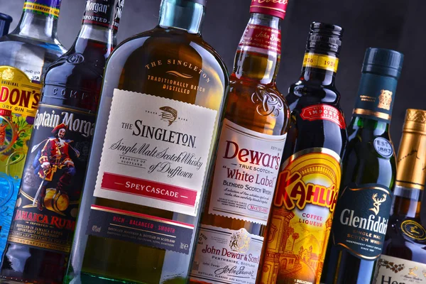 Poznan, Polonya - 14 Haziran 2018: Çeşitli küresel sert likör markalar şişe