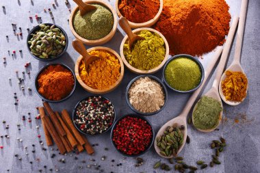 Baharat mutfak masasının üzerinde çeşitli.