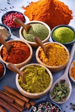 Baharat mutfak masasının üzerinde çeşitli.