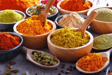 Baharat mutfak masasının üzerinde çeşitli.