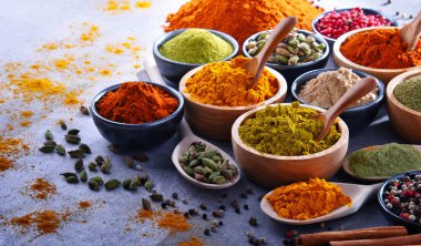 Baharat mutfak masasının üzerinde çeşitli.