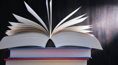 Masanın üzerinde açık bir kitapla kompozisyon.