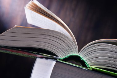 Masanın üzerinde açık bir kitapla kompozisyon.