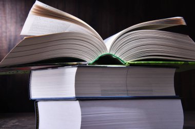 Masanın üzerinde açık bir kitapla kompozisyon.