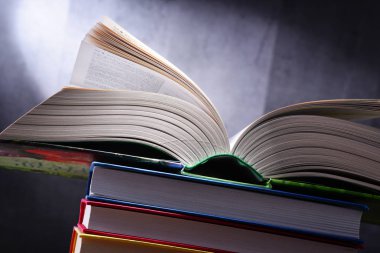 Masanın üzerinde açık bir kitapla kompozisyon.