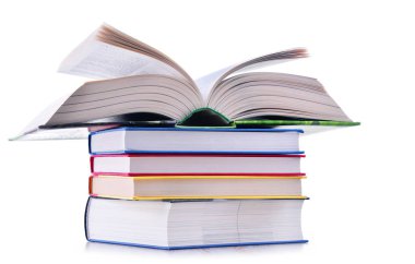 Beyaz üzerine izole kitap yığınıyla kompozisyon.