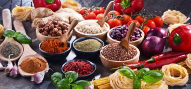 Masada çeşitli organik gıda ürünleri var..