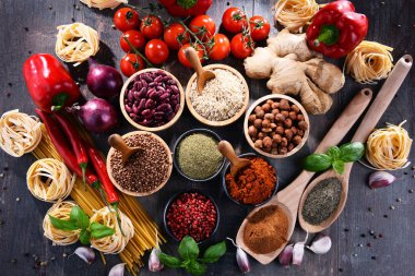 Masada çeşitli organik gıda ürünleri var..