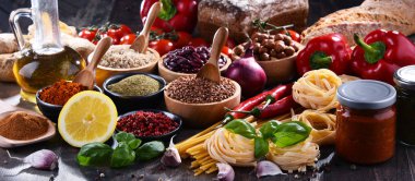 Masada çeşitli organik gıda ürünleri var..