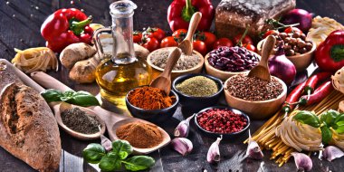 Masada çeşitli organik gıda ürünleri var..