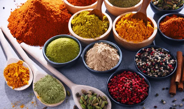 Baharat mutfak masasının üzerinde çeşitli.