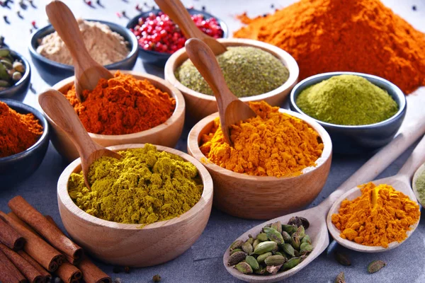 Baharat mutfak masasının üzerinde çeşitli.