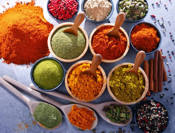 Baharat mutfak masasının üzerinde çeşitli.
