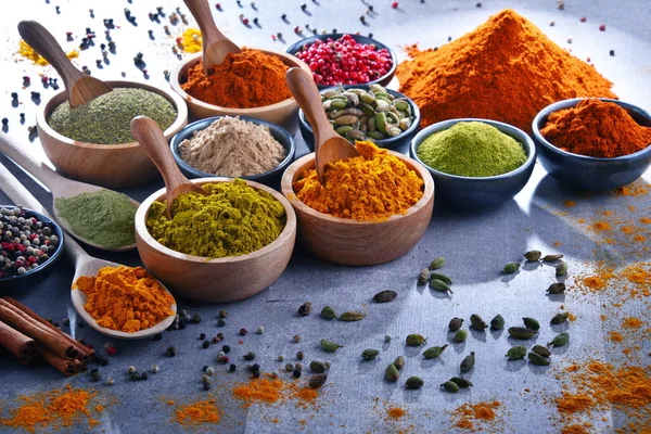 Baharat mutfak masasının üzerinde çeşitli.