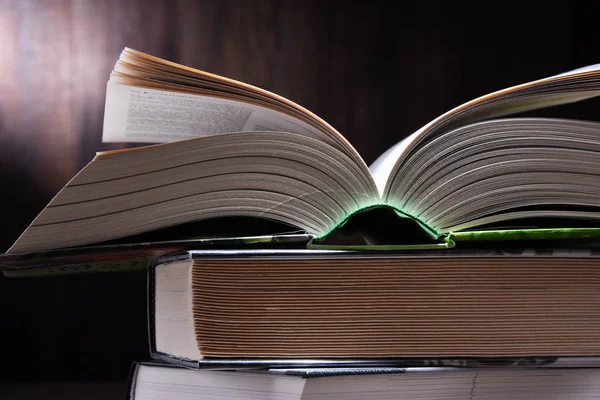 Composición Con Libro Abierto Sobre Mesa — Foto de Stock