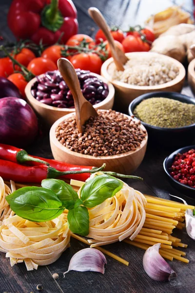 Masada çeşitli organik gıda ürünleri var..