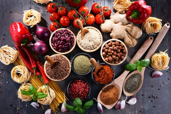 Masada çeşitli organik gıda ürünleri var..