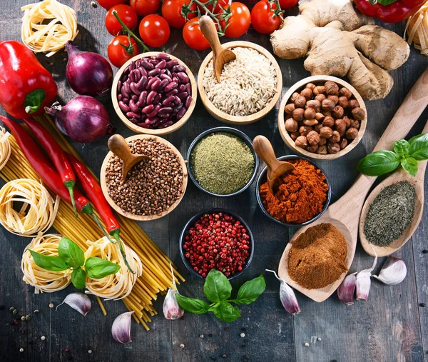 Masada çeşitli organik gıda ürünleri var..