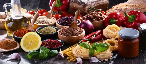 Masada çeşitli organik gıda ürünleri var..