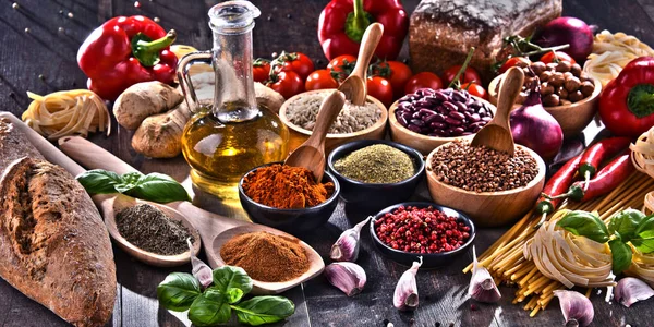 Masada çeşitli organik gıda ürünleri var..