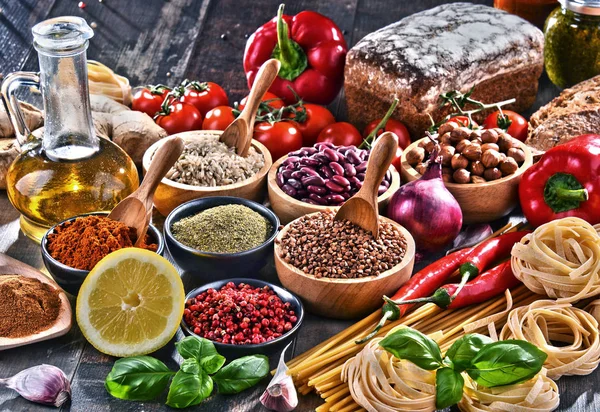 Composição Com Produtos Alimentares Orgânicos Variados Cima Mesa — Fotografia de Stock