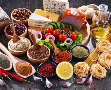 Masada çeşitli organik gıda ürünleri var..