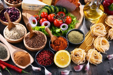 Masada çeşitli organik gıda ürünleri var..