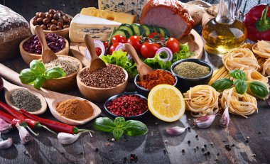 Masada çeşitli organik gıda ürünleri var..