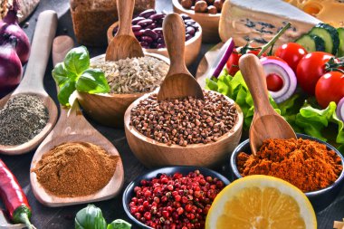 Masada çeşitli organik gıda ürünleri var..