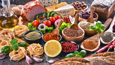 Masada çeşitli organik gıda ürünleri var..