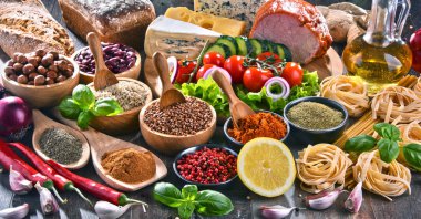 Masada çeşitli organik gıda ürünleri var..