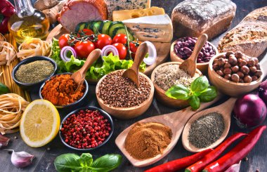 Masada çeşitli organik gıda ürünleri var..