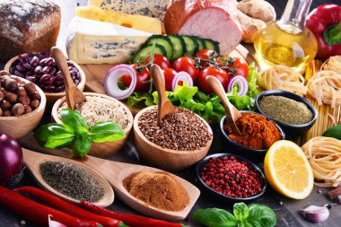 Masada çeşitli organik gıda ürünleri var..