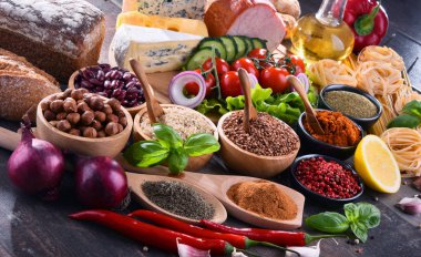 Masada çeşitli organik gıda ürünleri var..