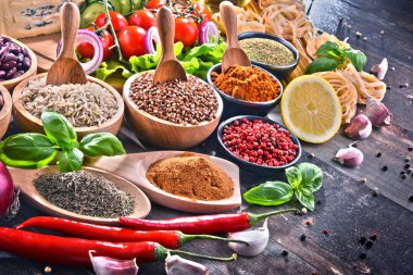 Masada çeşitli organik gıda ürünleri var..