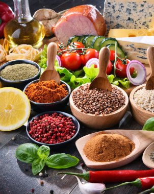 Masada çeşitli organik gıda ürünleri var..