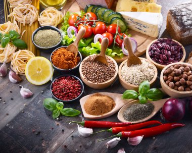 Masada çeşitli organik gıda ürünleri var..