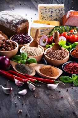 Masada çeşitli organik gıda ürünleri var..