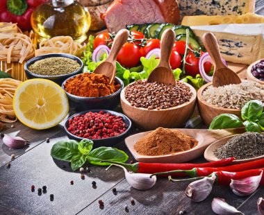 Masada çeşitli organik gıda ürünleri var..