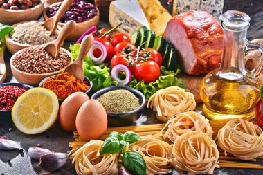 Masada çeşitli organik gıda ürünleri var..